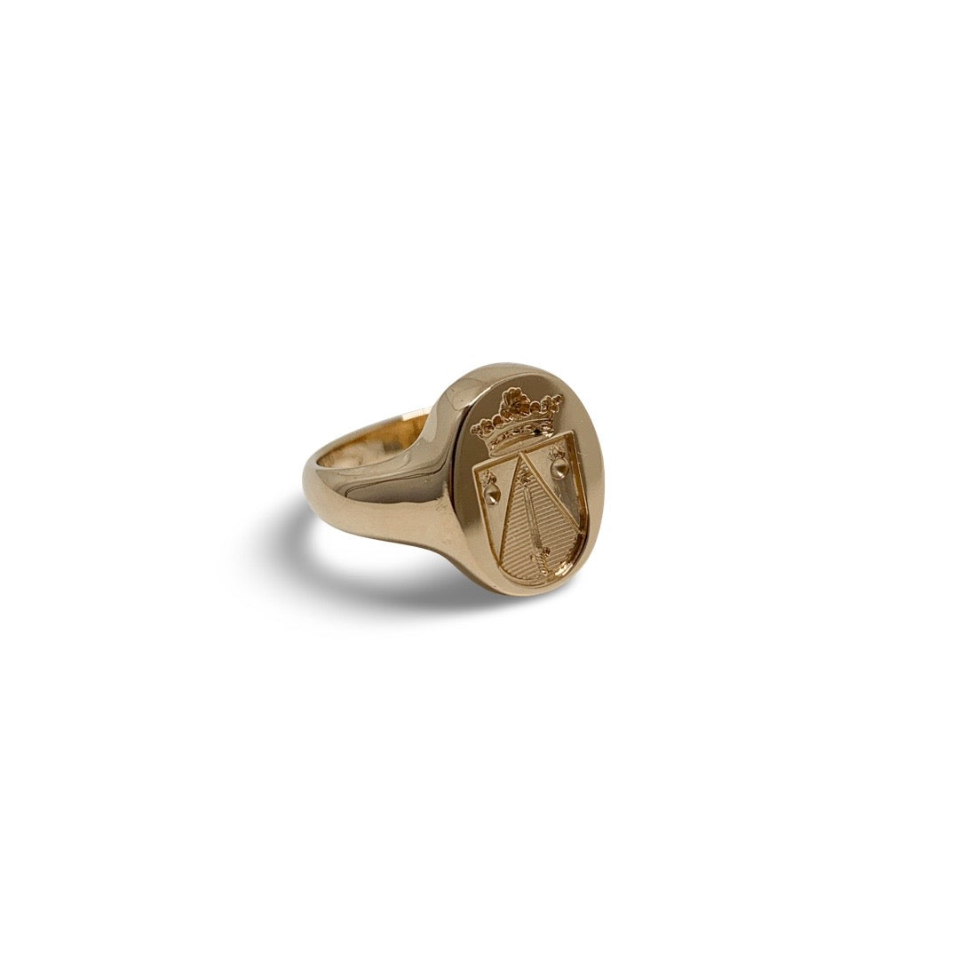 Ring i rött guld med heraldiskgravyr i guld