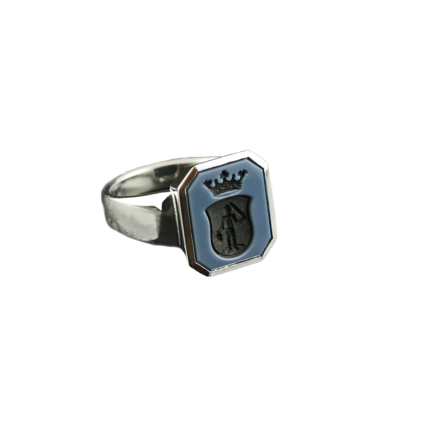 Heel ring in white gold with blue chalcedony, heraldic engraving