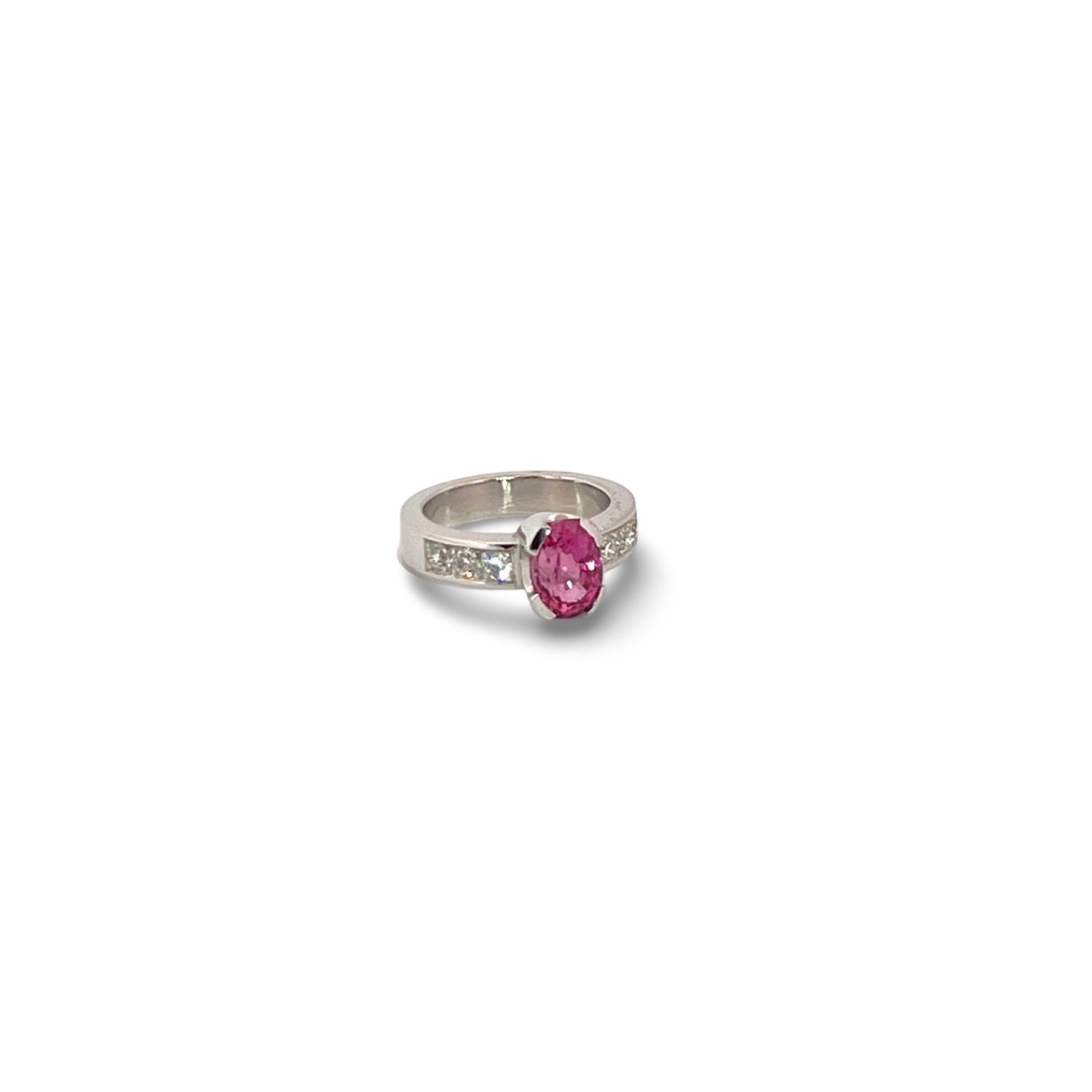 Ring i 18k Vitt Guld med Rosa Safir och Diamanter