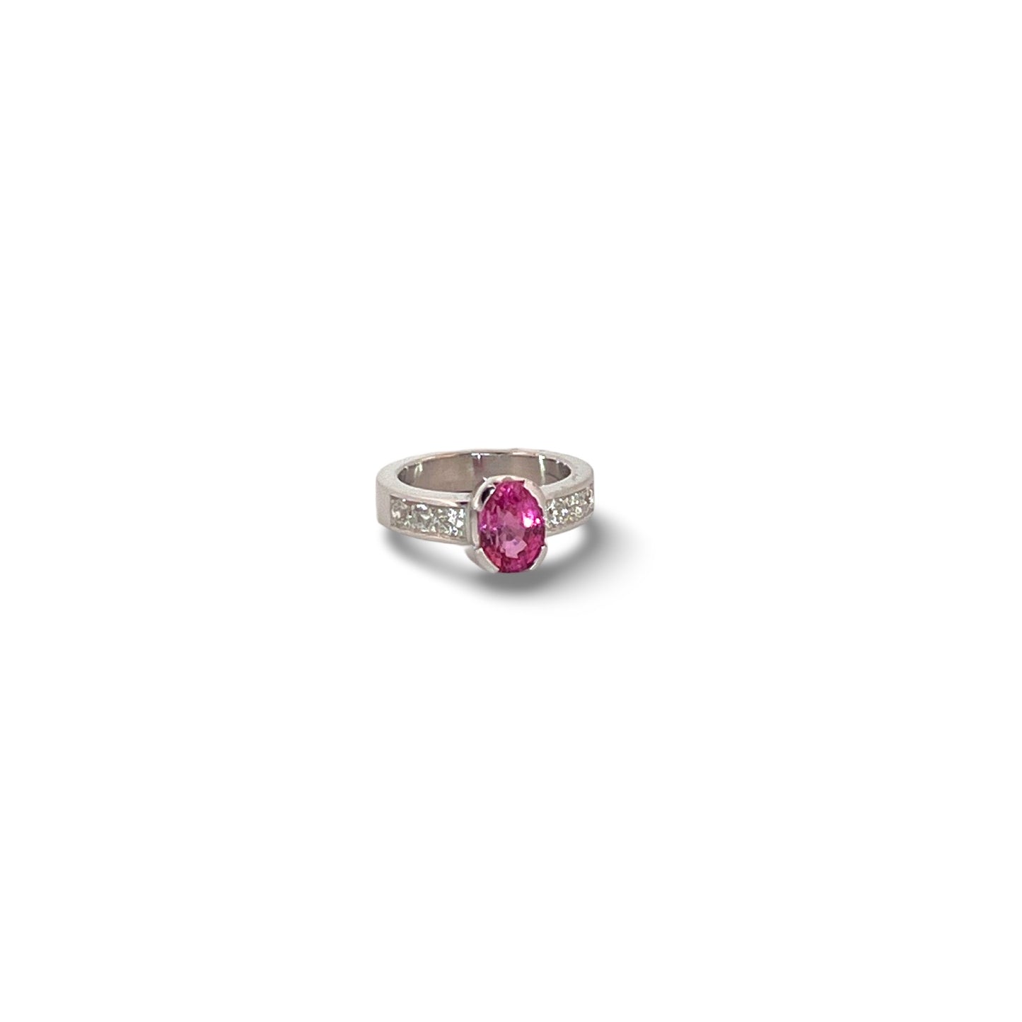 Ring i 18k Vitt Guld med Rosa Safir och Diamanter