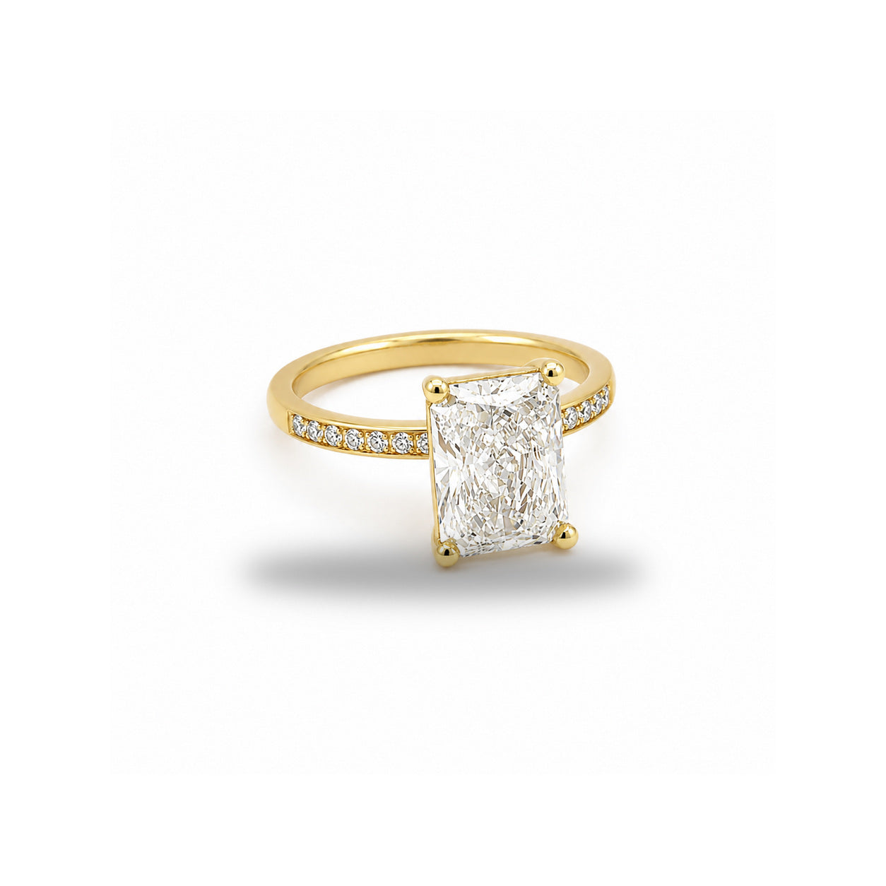 Ring 18k med radiant cut diamant